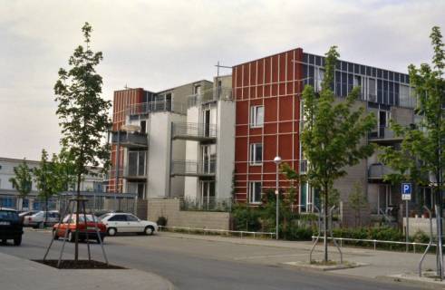 ARH Slg. Bürgerbüro 229, Blick auf ein Wohngebäude, Marienwerder, 1997