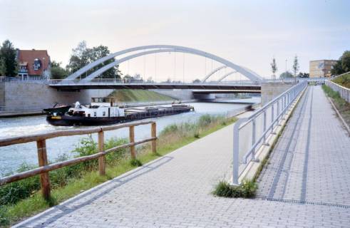ARH Slg. Bürgerbüro 252, Schiff auf dem Mittellandkanal bei der Brücke am Nottelmannufer, dahinter die Noltemeyerbrücke, Groß-Bucholz, 2000