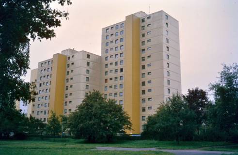 ARH Slg. Bürgerbüro 272, Großwohnsiedlung am Emmy-Lanzke-Weg 23 und 25, Sahlkamp, 2000