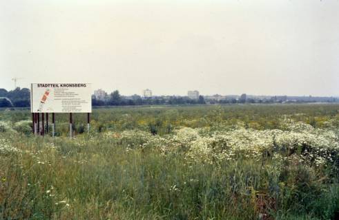 ARH Slg. Bürgerbüro 306, Infotafel zum Stadtteil Kronsberg auf einer Wiese mit Blick auf die Stadt, Hannover, 1996