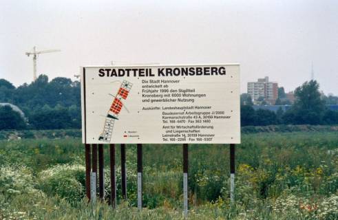 ARH Slg. Bürgerbüro 307, Infostafel zum Stadtteil Kronsberg auf einer Wiese, Hannover, 1996