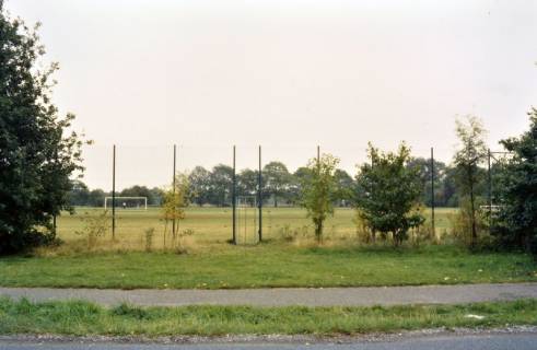 ARH Slg. Bürgerbüro 326, Blick auf ein Fußballfeld, Hannover, 1996