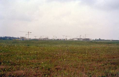 ARH Slg. Bürgerbüro 342, Blick über eine Wiese auf eine Baustelle, Kronsberg?, 1998