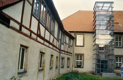 ARH Slg. Bürgerbüro 354, Blick vom Innenhof auf das Kloster mit gläsernen Fahrstuhl, Marienwerder , 1998
