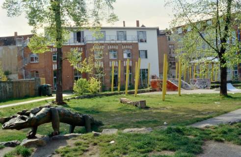 ARH Slg. Bürgerbüro 358, Spielplatz Klaus-Müller-Kilian-Weg auf dem ehemaligen Sprengelgelände mit dem früheren Maschinenhaus, Hannover-Nordstadt, 1998