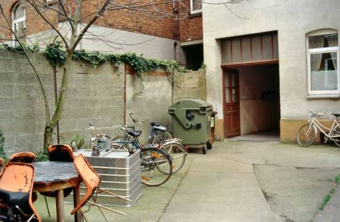 ARH Slg. Bürgerbüro 365, Eingang vom Hinterhof mit abgestellten Fahrrädern eines Wohngebäudes, Hannover, 1998
