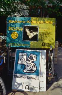 ARH Slg. Bürgerbüro 369, Gitterbox mit Hinweis für Entsorgung von Elektro-Schrott auf einem Schrottplatz des Abfallwirtschaftsbetriebs, Hannover, 1998