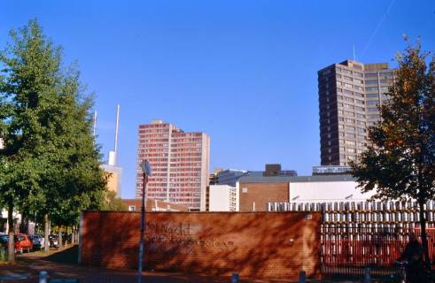 ARH Slg. Bürgerbüro 390, Blick auf einen Turm des Heizkraftwerkes, die ehemalige Lindener Brauerei (Abriss Mitte 2000) und die Hochhäuser des Ihmezentrums, Linden, zwischen 1995/2000