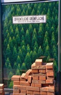 ARH Slg. Bürgerbüro 398, Plakat mit der Beschriftung "Öffentliche Grünfläche - Gestiftet von der Deutschen Städte-Reklame", Hannover, zwischen 1995/2000