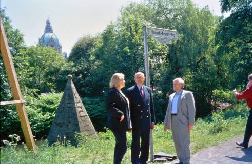 ARH Slg. Bürgerbüro 403, Einweihung vom Hannah-Arendt-Weg, im Hintergrund die Kuppel des neuen Rathauses, Hannover, 2000