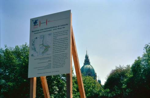 ARH Slg. Bürgerbüro 404, Infotafel zur Neuanlage einer Grünverbindung am Leineufer am Hannah-Arendt-Weg, im Hintergrund die Kuppel des neuen Rathauses, Hannover, 2000