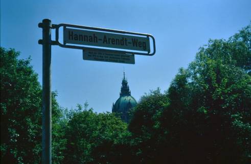 ARH Slg. Bürgerbüro 405, Schild des neu eingeweihten Hannah-Arendt-Weges, im Hintergrund die Kuppel des neuen Rathauses, Hannover, 2000