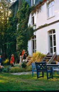 ARH Slg. Bürgerbüro 449, Garten mit Eingang zu einem Gebäude, Ricklingen?, zwischen 1995/2005