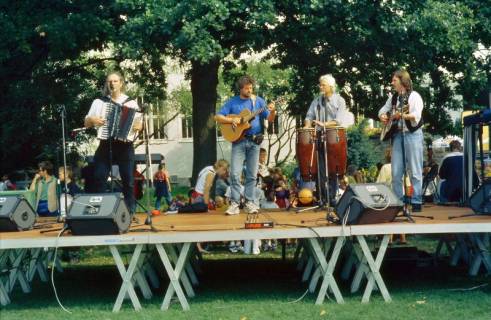 ARH Slg. Bürgerbüro 457, Auftritt einer Musikergruppe auf dem Kinderfest beim Rathaus, Hannover, 1999