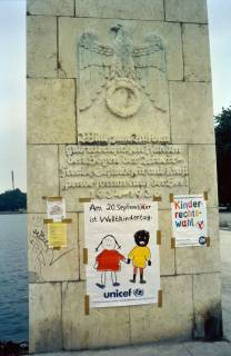 ARH Slg. Bürgerbüro 459, Plakate zum Kindertag an der Fackelläufersäule am Nordufer des Maschsees, Hannover-Südstadt, 1999