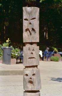 ARH Slg. Bürgerbüro 463, Pfeiler mit Gesichtern auf einem Spielplatz, Hannover, zwischen 1995/2005