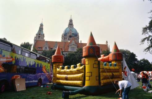 ARH Slg. Bürgerbüro 470, Bus und Hüpfburg auf dem Platz vor dem Rathaus bei einem Kinderfest, Hannover, zwischen 1995/2005