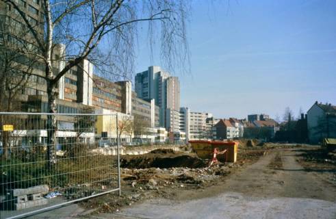 ARH Slg. Bürgerbüro 476, Gelände der ehemaligen Gilde Brauerei Lindener Spezial nach dem Abriss mit Blick auf das Ihme-Zentrum, Linden, 2000