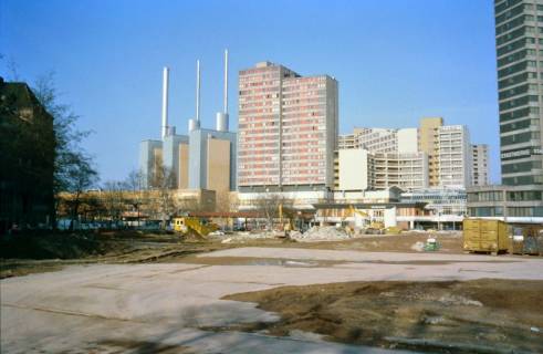 ARH Slg. Bürgerbüro 477, Gelände der ehemaligen Gilde Brauerei Lindener Spezial nach dem Abriss mit Blick auf die Türme des Heizkraftwerks und das Ihme-Zentrum, Linden, 2000