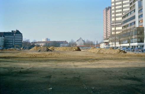 ARH Slg. Bürgerbüro 478, Gelände der ehemaligen Gilde Brauerei Lindener Spezial nach dem Abriss, links ein Teil des Ihme-Zentrums, Linden, 2000