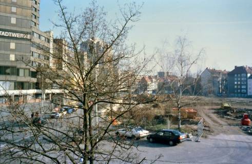 ARH Slg. Bürgerbüro 479, Gelände der ehemaligen Gilde Brauerei Lindener Spezial nach dem Abriss mit Blick auf das Ihme-Zentrum an der Blumenauer Straße, Linden, 2000
