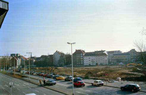 ARH Slg. Bürgerbüro 484, Blick vom Ihme-Zentrum auf das Gelände der ehemaligen Gilde Brauerei Lindener Spezial an der Blumenauer Straße, Linden, 2000