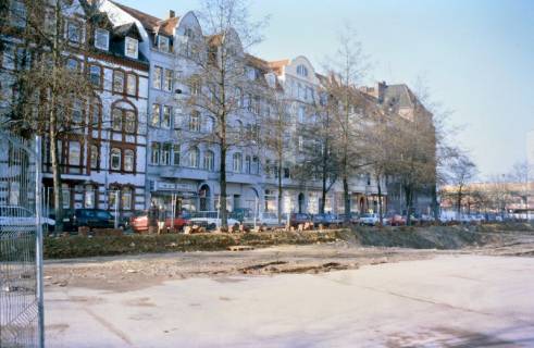 ARH Slg. Bürgerbüro 486, Gelände der ehemaligen Gilde Brauerei Lindener Spezial nach dem Abriss mit Blick auf Wohngebäude an der Stephanusstraße, Linden, 2000