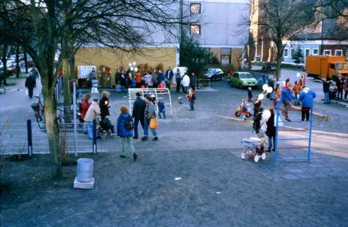 ARH Slg. Bürgerbüro 491, Besucher der Eröffnungsveranstaltung des Pfarrlandplatzes (Spielplatz), Linden, ohne Datum