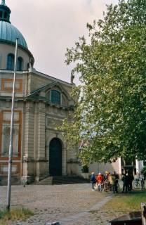 ARH Slg. Bürgerbüro 497, Mitglieder des Bürgerbüros für Stadtentwicklung Hannover e. V. beim Zwischenstopp an der Clemenskirche während einer Cityring Radtour, Calenberger Neustadt, 2001