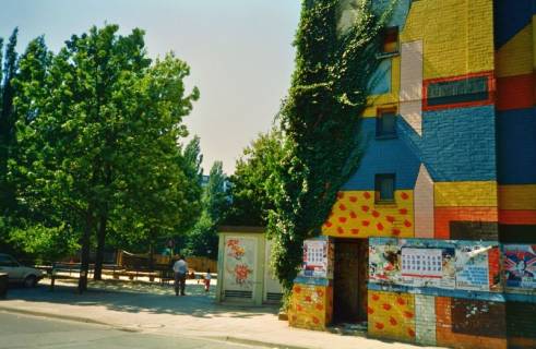 ARH Slg. Bürgerbüro 513, Spielplatz im Ihmepark und bemaltes Gebäude an der Glockseestraße 35, Calenberger Neustadt, zwischen 1998/2005