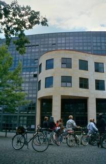 ARH Slg. Bürgerbüro 562, Mitglieder des Bürgerbüros für Stadtentwicklung Hannover e. V. vor dem Gebäude der DZ Bank AG, Berliner Allee 5, Hannover , zwischen 2002/2003