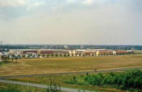 ARH Slg. Bürgerbüro 583, Blick vom Hügel auf das Neubaugebiet, Kronsberg, 1999