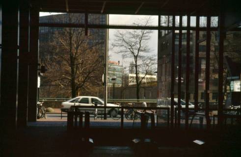 ARH Slg. Bürgerbüro 658, Blick aus der Passage des Bredero Hochhauses auf Bürogebäude und Autos, Hannover-Oststadt, 1997