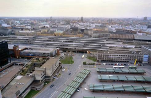 ARH Slg. Bürgerbüro 662, Blick vom Bredero Hochhaus Lister Tor auf den Zentralen Omnibusbahnhof, Hauptbahnhof und die dahinterliegende Stadt, Hannover, 1997