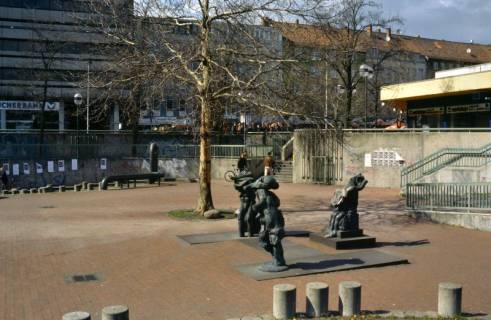 ARH Slg. Bürgerbüro 669, Andreas-Hermes-Platz mit und Skulpturengruppe "Die Frauen von Messina", Hannover-Oststadt, 1997