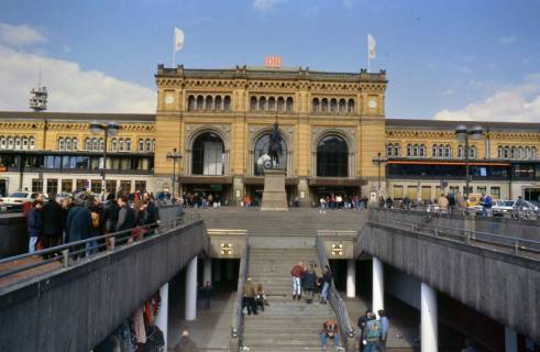 ARH Slg. Bürgerbüro 684, Blick auf den Hauptbahnhof und Ernst-August-Denkmal, Hannover, 1997