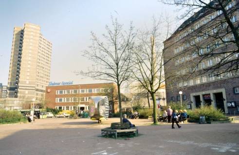 ARH Slg. Bürgerbüro 700, Küchengartenplatz mit Blick auf Gebäude des Ihme-Zentrums und die ehemalige Gilde Brauerei "Lindener Spezial" (Heute: Wohnanlage "Gilde Carré"), Linden, zwischen 1995/2005