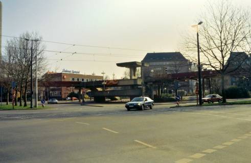 ARH Slg. Bürgerbüro 704, Kreuzung Fössestraße / Blumenauer Straße mit Blick auf die ehemalige Hochbrücke am Küchengartenplatz und Gilde Brauerei "Lindener Spezial" (Heute: Wohnanlage "Gilde Carré"), Linden, zwischen 1995/2005