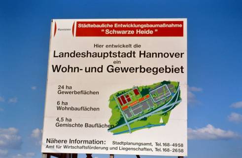 ARH Slg. Bürgerbüro 776, Schild zur Städtebaulichen Entwicklungsbaumaßnahme des Wohn- und Gewerbegebiets "Schwarze Heide", Stöcken, 2004