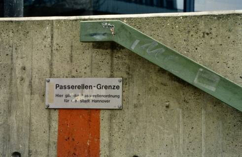 ARH Slg. Bürgerbüro 787, Schild mit der Aufschrift "Passerellen-Grenze", Hannover, um 1997