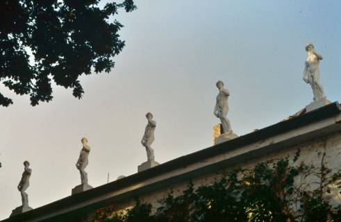 ARH Slg. Bürgerbüro 788, Statuen auf einer Mauer, Hannover, um 1997