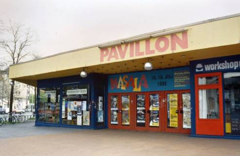 ARH Slg. Bürgerbüro 789, Pavillon mit der Stadtbücherei (rechts) an der Lister Meile Ecke Berliner Allee, Hannover-Oststadt, um 1997