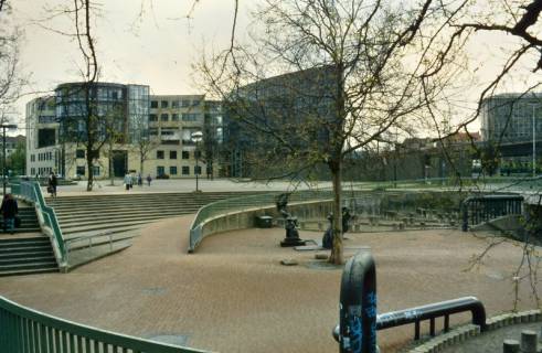 ARH Slg. Bürgerbüro 790, Blick auf den Andreas-Hermes-Platz mit der Skulpturengruppe "Die Frauen von Messina" und das Gebäude der DZ Bank, Hannover-Oststadt, um 1997