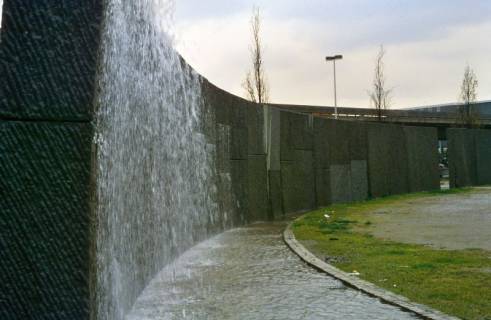 ARH Slg. Bürgerbüro 797, Gewölbte Mauer mit Wasserfall in der Umgebung vom Raschplatz, Hannover, 1997