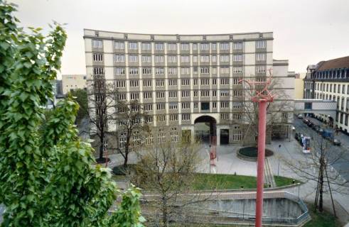 ARH Slg. Bürgerbüro 801, Blick vom Parkhausdach am Hauptbahnhof auf das Landgericht, Hannover, um 1997