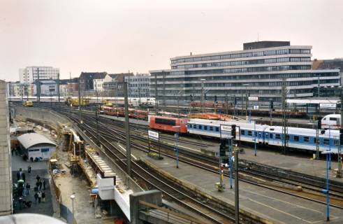 ARH Slg. Bürgerbüro 804, Blick vom Parkhausdach auf die zum Teil im Bau befindlichen Gleise des Hauptbahnhofs, Hannover, um 1997