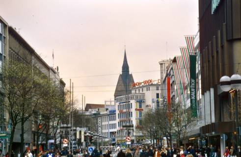 ARH Slg. Bürgerbüro 806, Belebte Bahnhofstraße mit Blick auf die Marktkirche, Hannover, um 1997