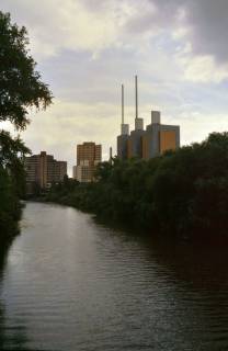 ARH Slg. Bürgerbüro 818, Blick von der Justus-Garten-Brücke (Färhmannsbrücke) auf die Türme des Heizkraftwerkes und das Ihme-Zentrum, Linden, 1997