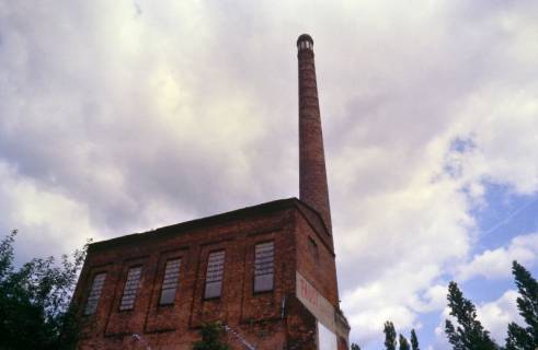 ARH Slg. Bürgerbüro 827, Kesselhaus mit der Aufschrift "FAUST bleib" auf dem Gelände des Faust e. V. (ehemals Gelände der Bettfedernfabrik Werner & Ehlers), Linden-Nord, 1997