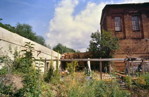 ARH Slg. Bürgerbüro 829, Biergarten am Kesselhaus auf dem Gelände des Faust e. V. (ehemals Gelände der Bettfedernfabrik Werner & Ehlers), Linden-Nord, 1997